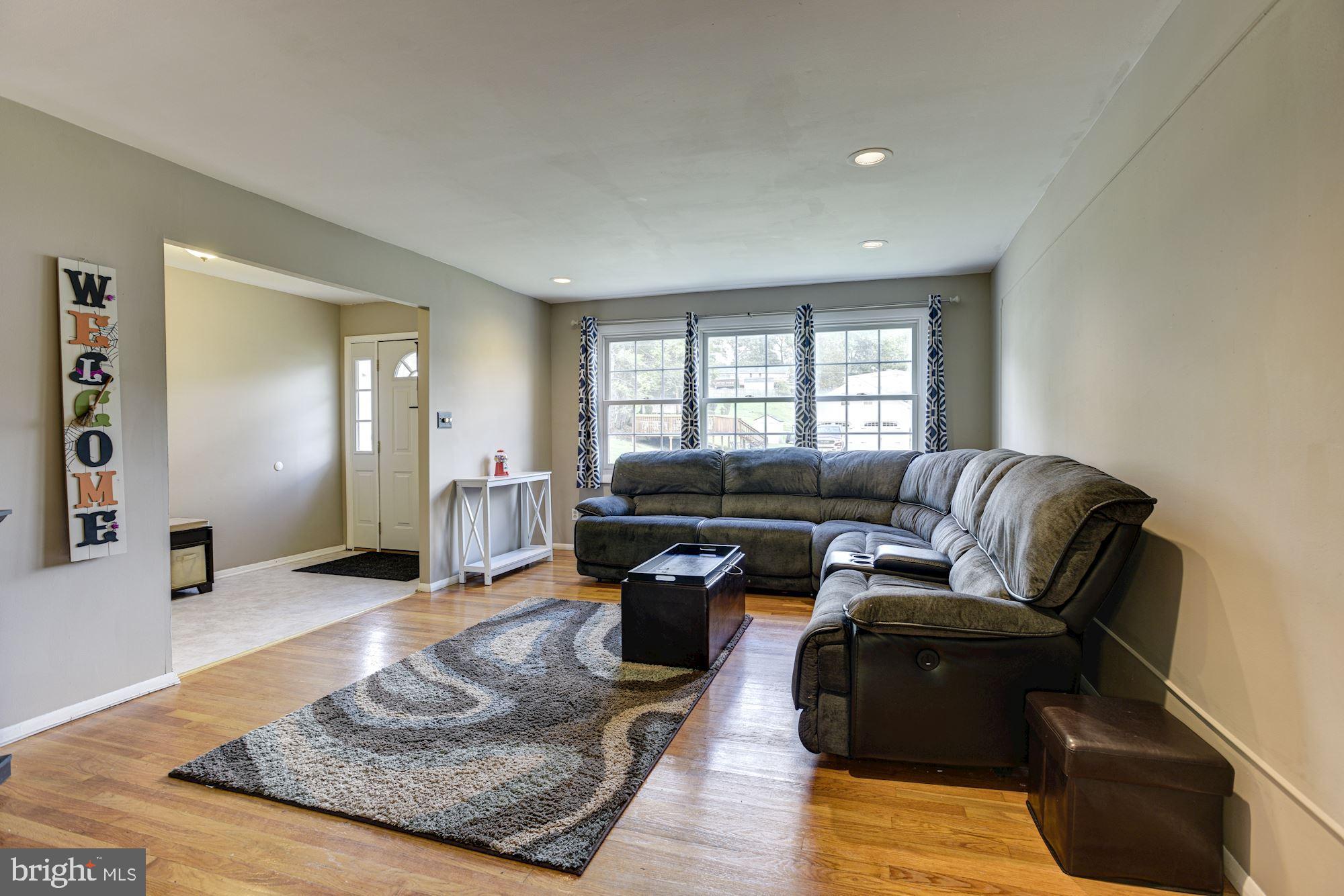 3314 Janvale Road Baltimore, MD 21244 - Photo 5 of 32 Living Room