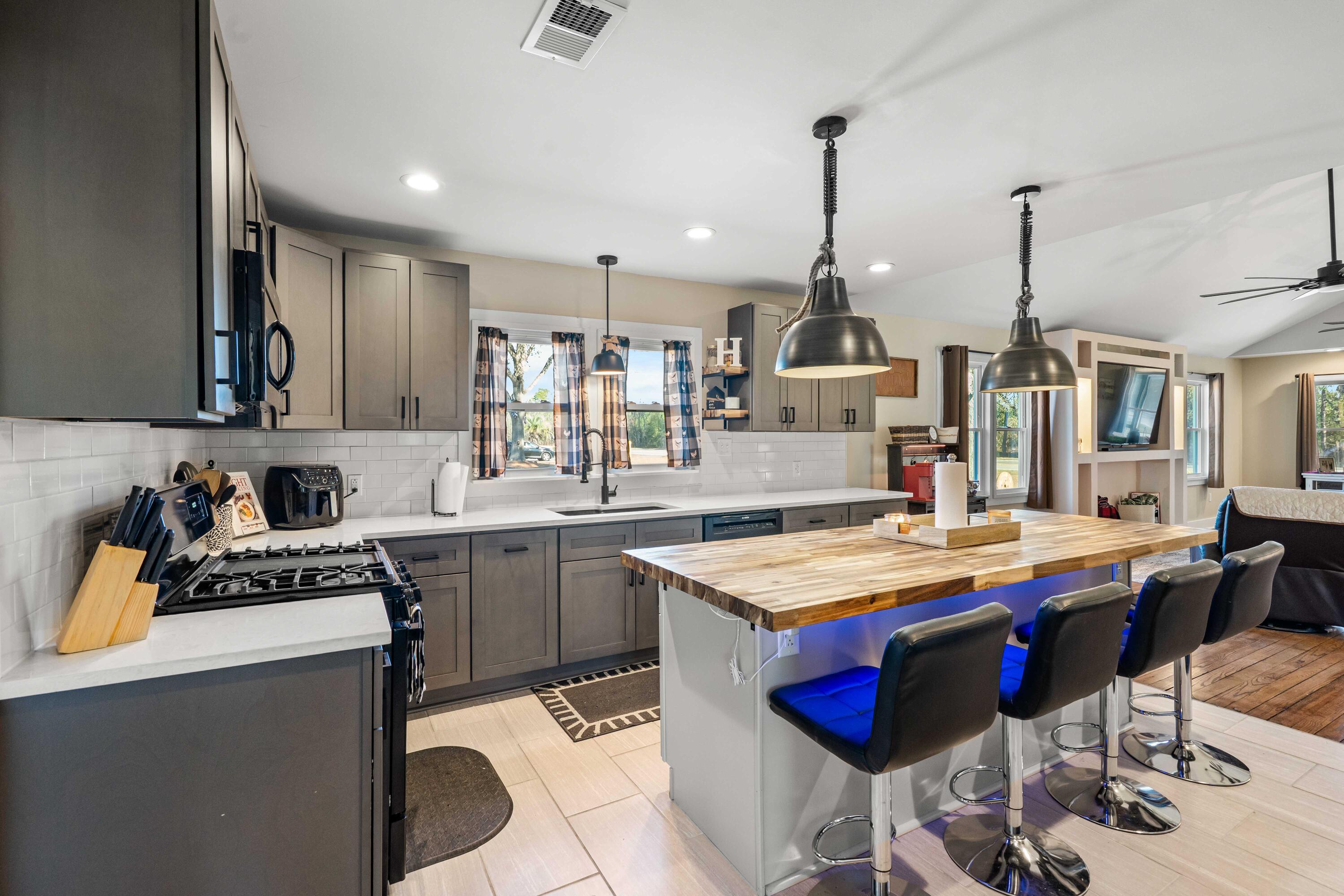 4610 Rowesville Road Rowesville, SC 29133 - Photo 9 of 46 GE gas 5-burner stove w extra burner gri