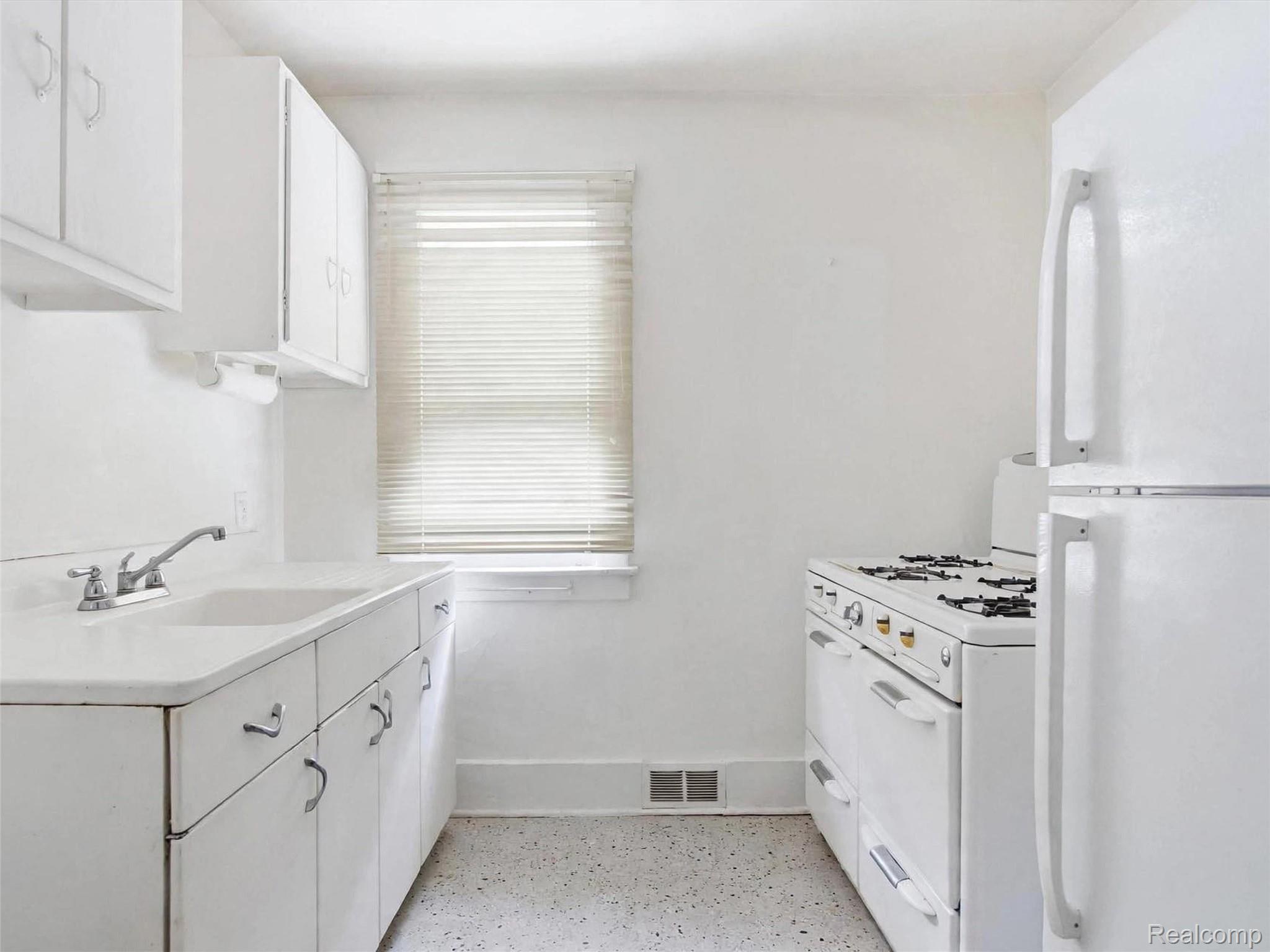 305 Renshaw Avenue Clawson, MI 48017 - Photo 12 of 37 07-big_listing_1.jpg