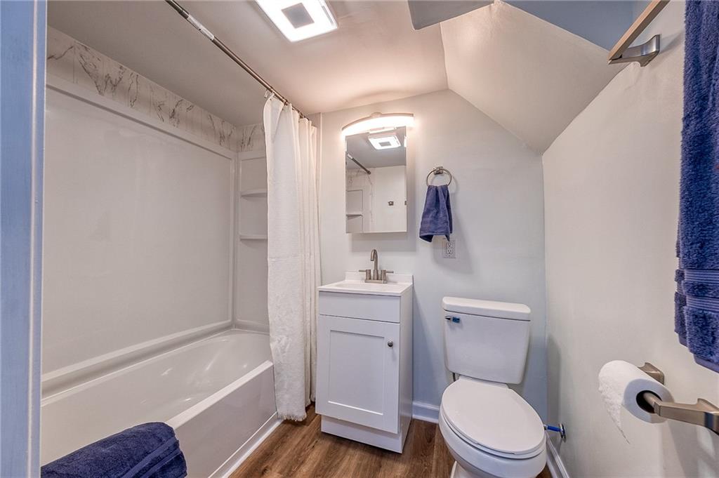 1415 Pacific Avenue Monaca, PA 15061 - Photo 19 of 39 a bathroom with a toilet a sink and bathtub