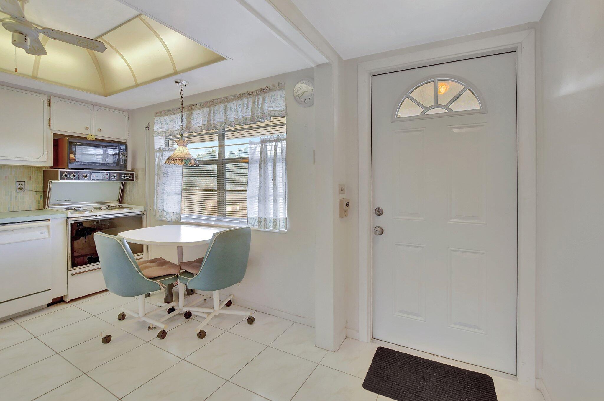 45 Southeast 13th Street, Unit B2 Boca Raton, FL 33432 - Photo 4 of 32 45 SE 13th Street, Boca Raton