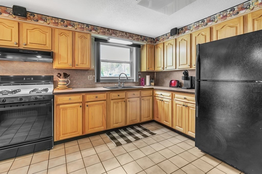 52 Hanson Drive Springfield, MA 01128 - Photo 17 of 39 Gallery Image 17