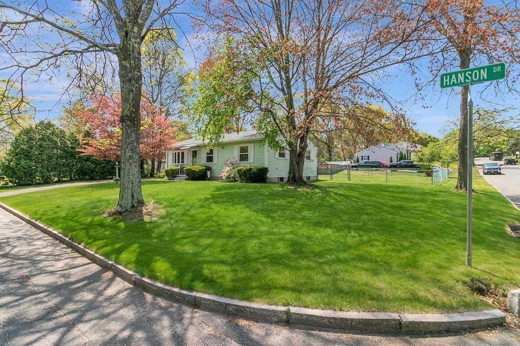 52 Hanson Drive Springfield, MA 01128 - Photo 3 of 39 Gallery Image 3