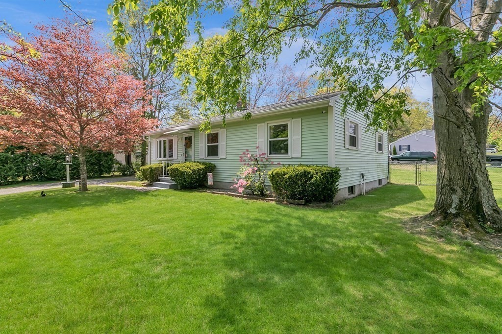 52 Hanson Drive Springfield, MA 01128 - Photo 4 of 39 Gallery Image 4