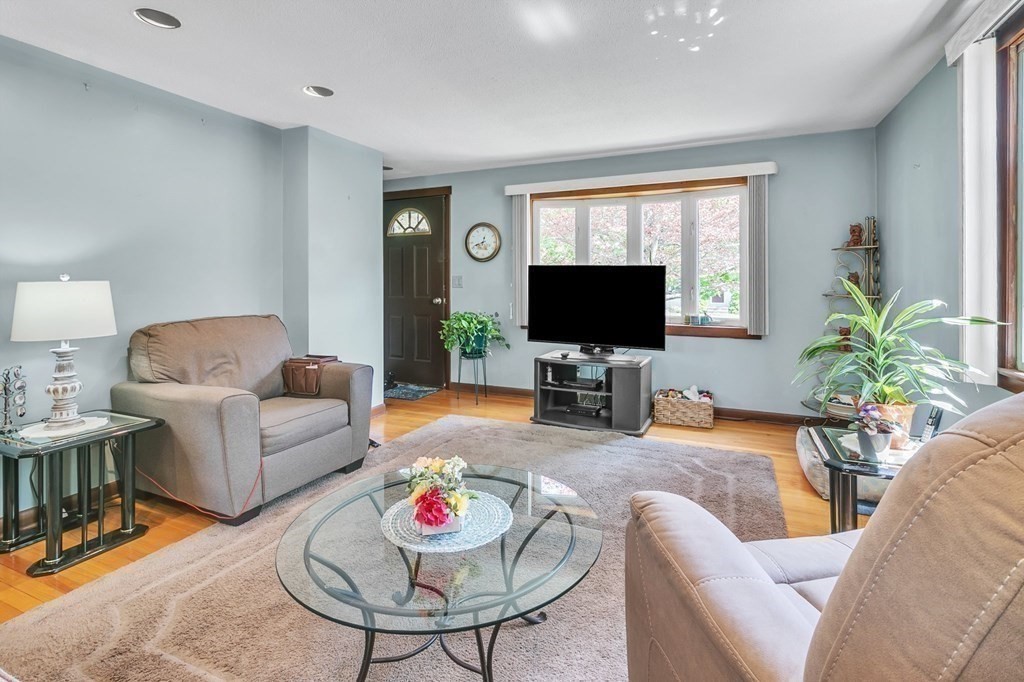 52 Hanson Drive Springfield, MA 01128 - Photo 10 of 39 Gallery Image 10