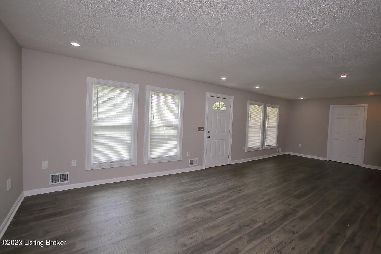 4122 Riedley Road Louisville, KY 40216 - Photo 6 of 41 Living & Dining Rooms
