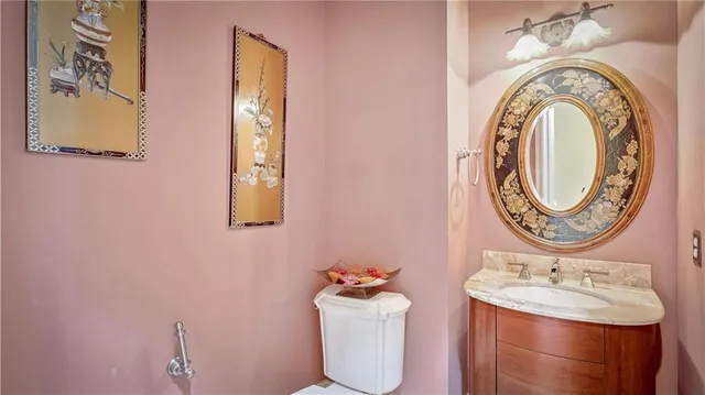 $1,100,000 | 2 Island Club Court, New Orleans, LA 70131