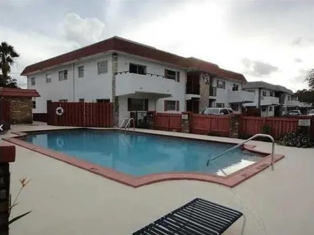 $2,100 | 320 Southwest 1st Street, Unit D4, Pompano Beach, FL 33060