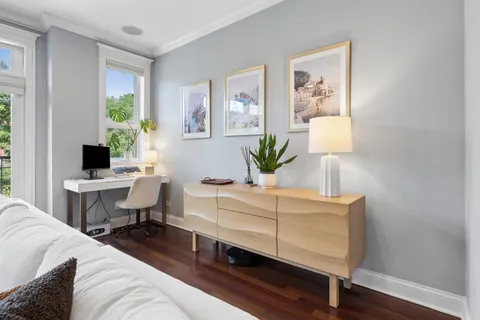 $625,000 | 1039 West Grace Street, Unit 2, Chicago, IL 60613