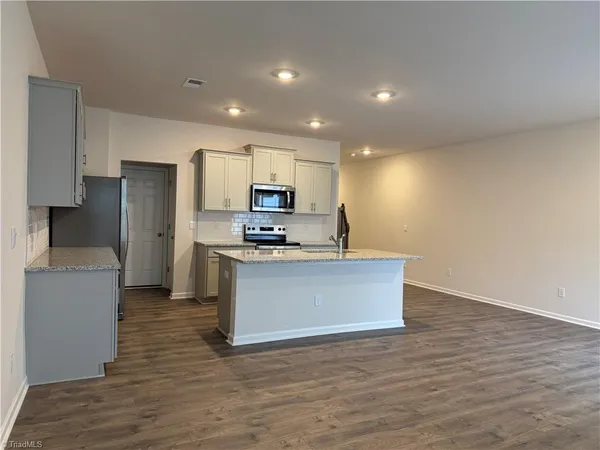 $2,300 | 1692 Hallview Court, Kernersville, NC 27284