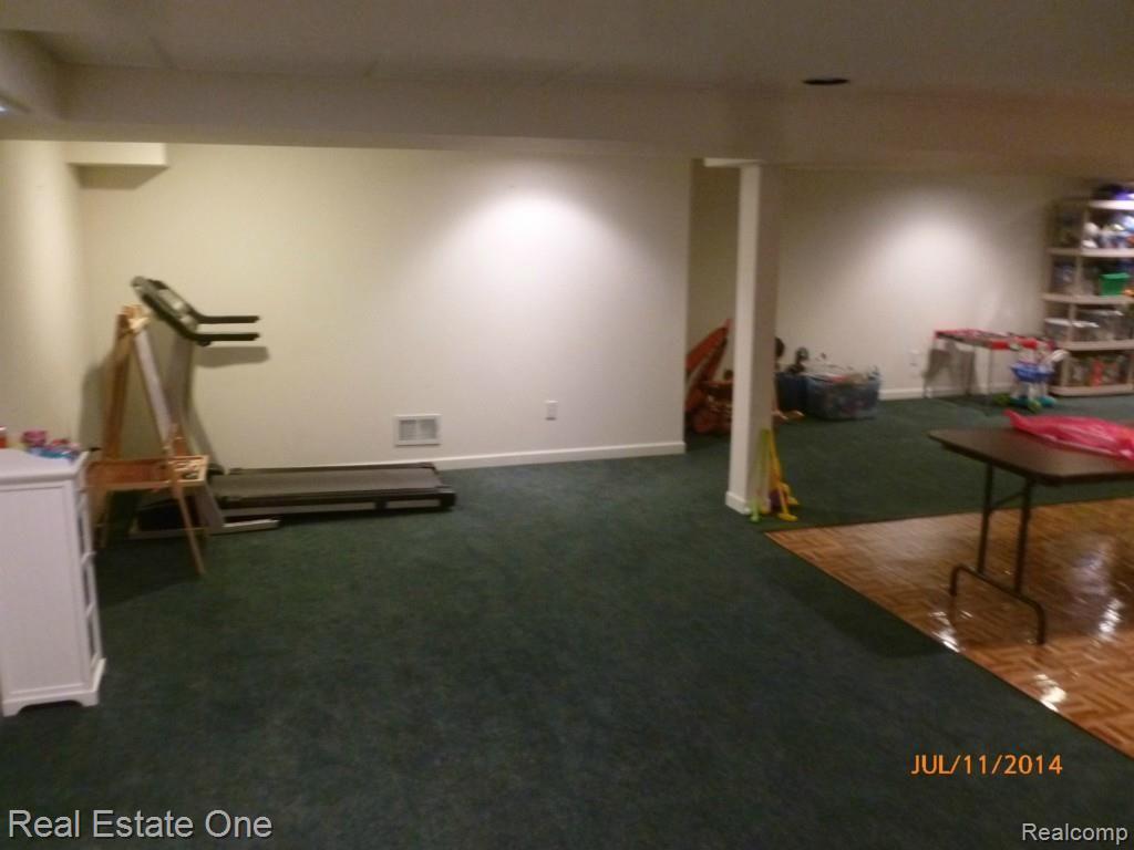 3383 Bonniebrook Court Rochester, MI 48306 - Photo 34 of 37 P1120918.jpg