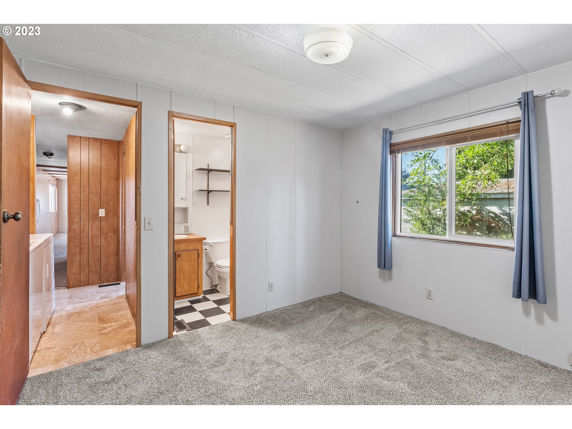 1117 34th Street Springfield, OR 97478 - Photo 31 of 39 a room that has a window in it