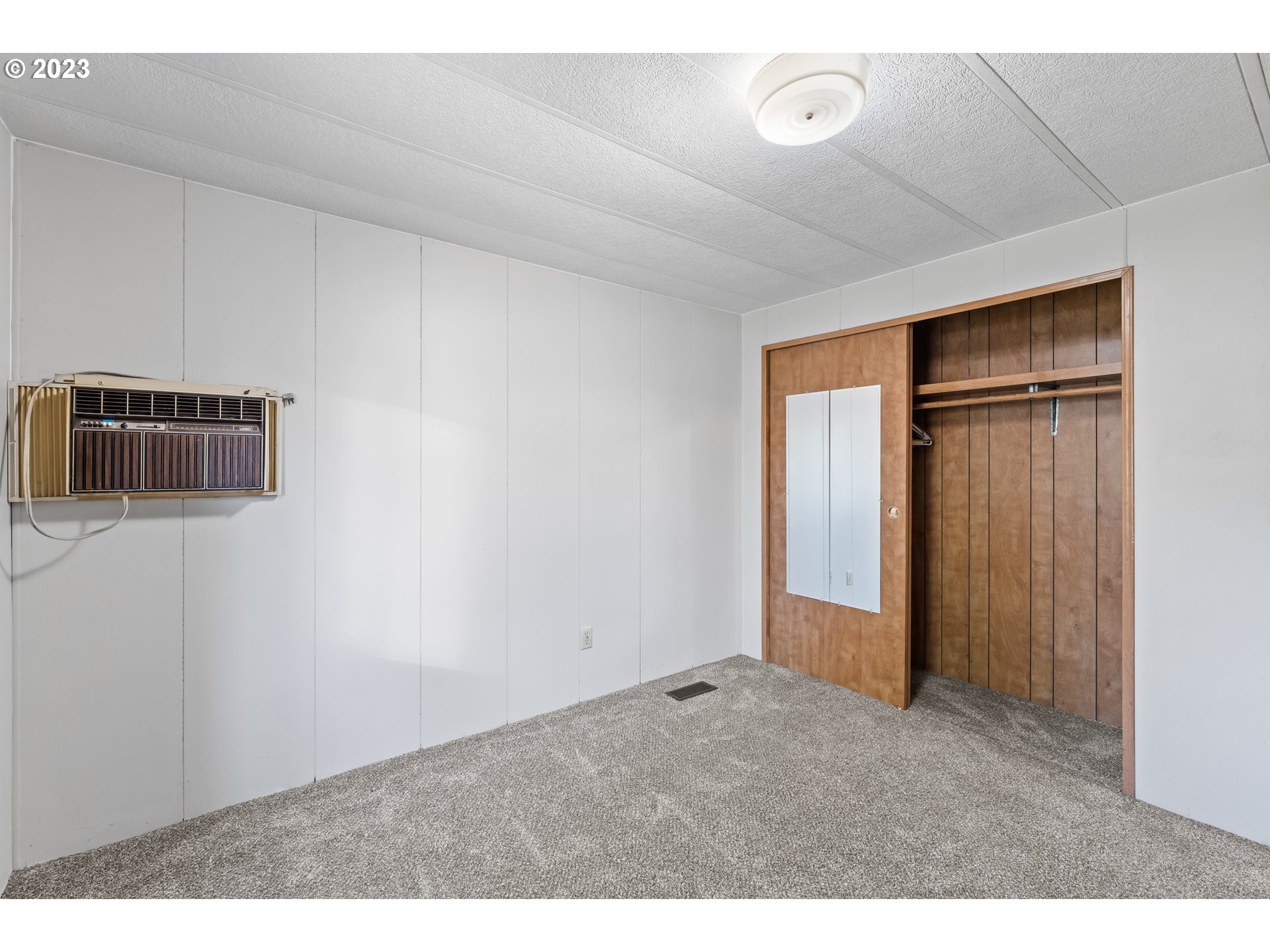 1117 34th Street Springfield, OR 97478 - Photo 33 of 39 a view of an empty room