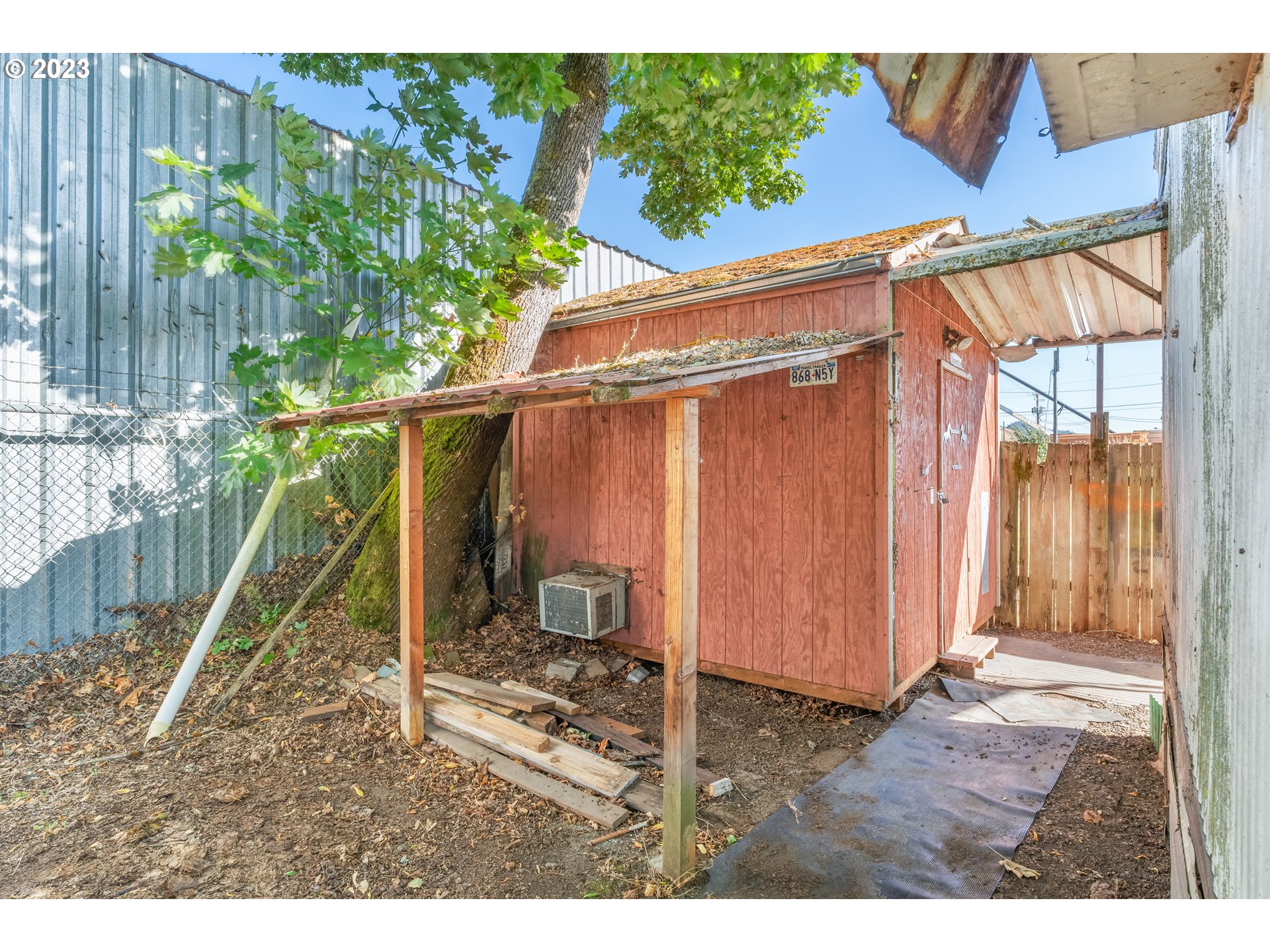 1117 34th Street Springfield, OR 97478 - Photo 38 of 39 a backyard of a house with seating space