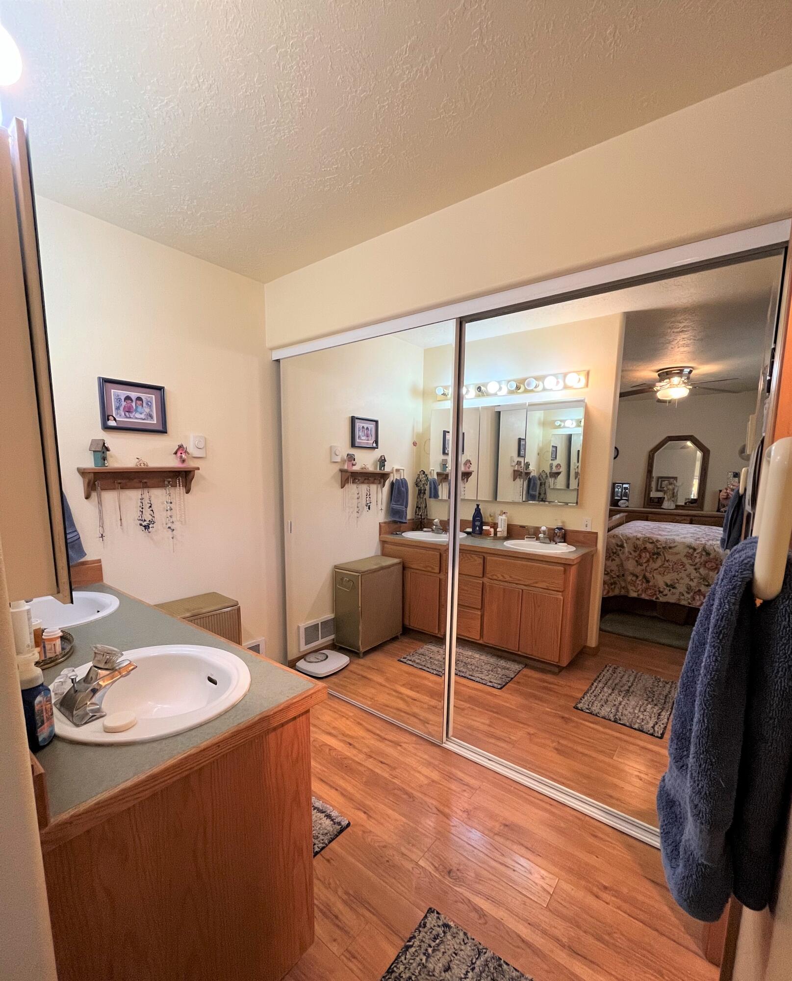 2825 Northeast Yellowpine Road Prineville, OR 97754 - Photo 12 of 25 Master Bath (pic1)