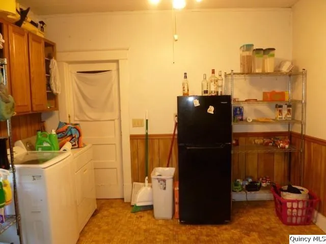 a view of a storage & utility room with washer and dryer