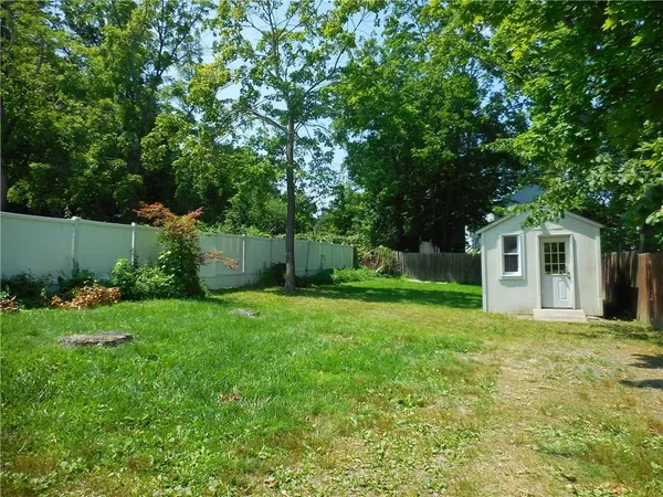 a view of a house with backyard and garden