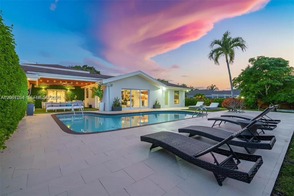 13540 Southwest 98th Court Miami, FL 33176 - Photo 3 of 43 a view of a chairs and table in patio