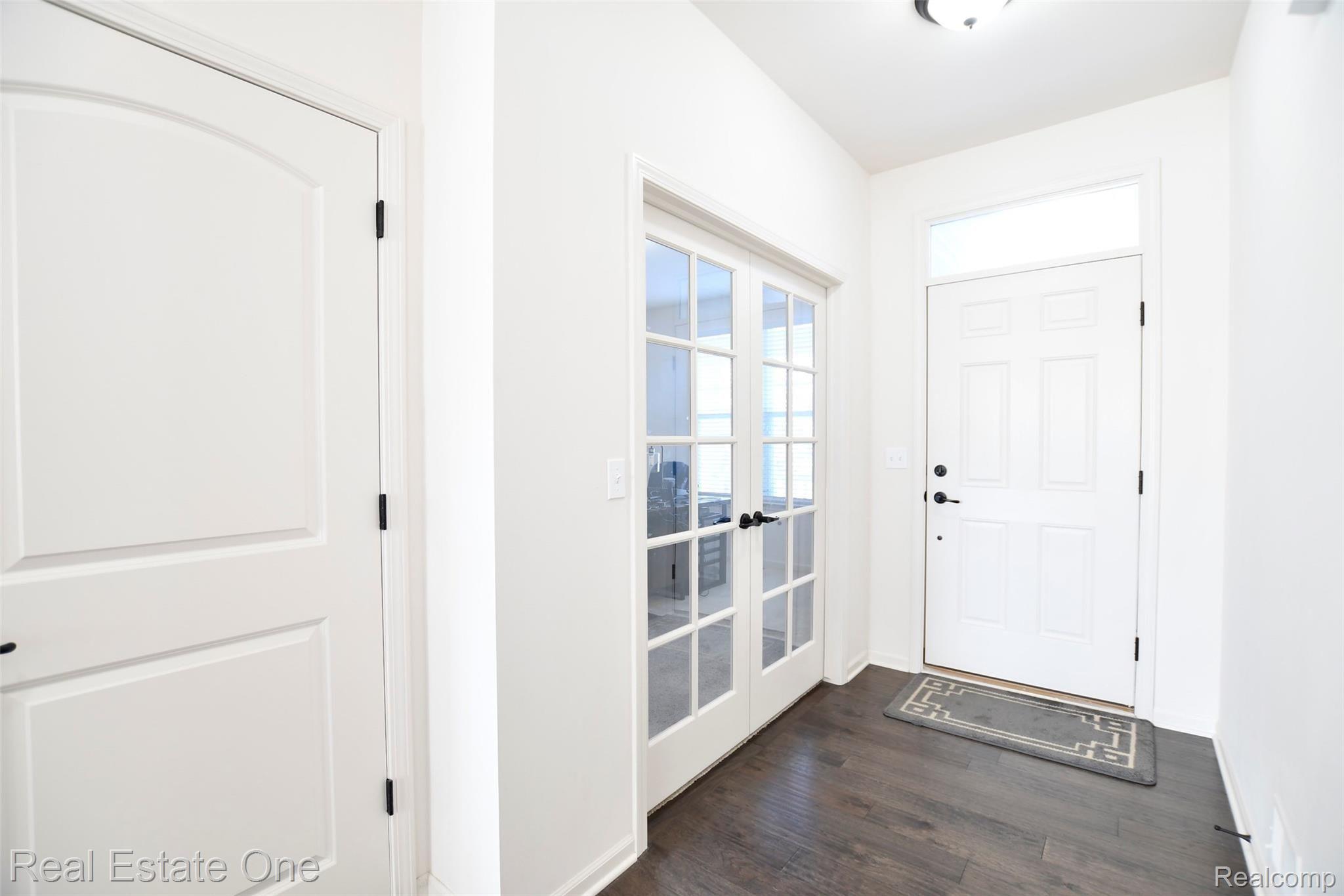 3087 Curtis Road Wixom, MI 48393 - Photo 4 of 36 FrontDoor Hall way.jpg