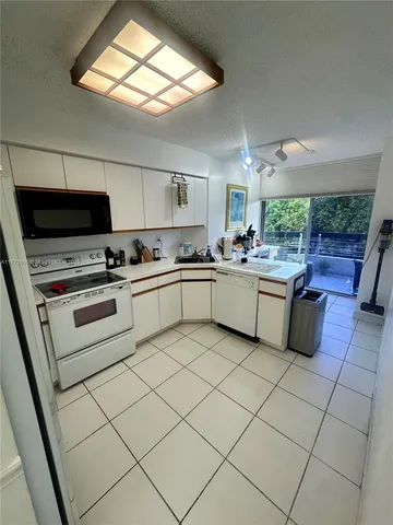 $2,900 | 19101 Mystic Pointe Drive, Unit 302, Aventura, FL 33180