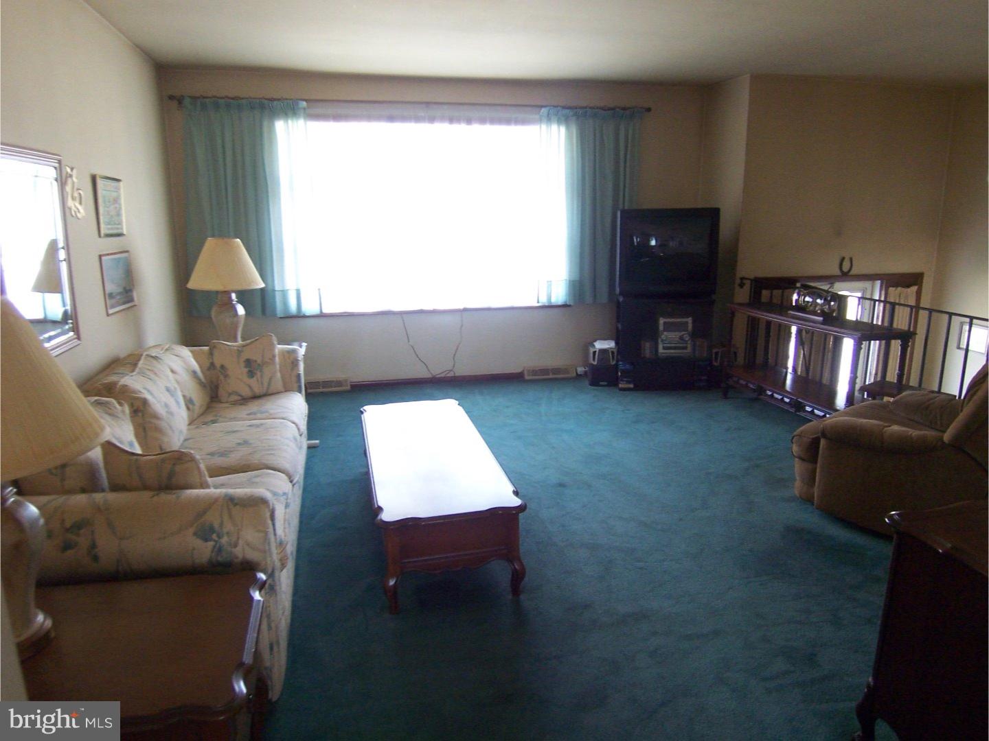 518 Schick Road Aston, PA 19014 - Photo 6 of 22 Living Room