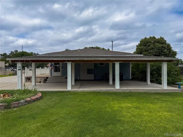 a view of a house with backyard and porch