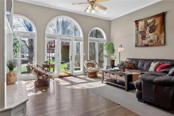 $355,000 | 155 Northwest Pointe Drive, Gladstone, MO 64116