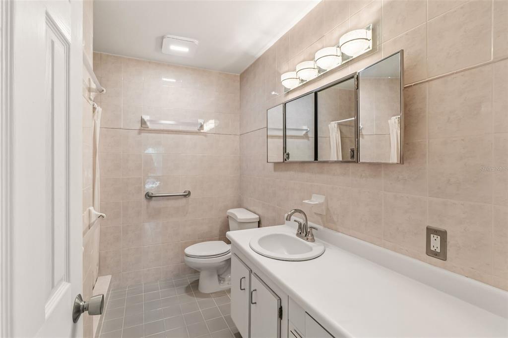 531 Sutton Place, Unit 14 Longboat Key, FL 34228 - Photo 12 of 29