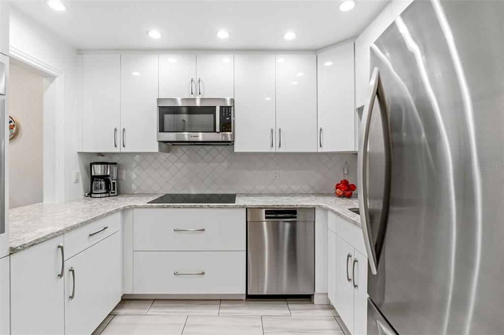 531 Sutton Place, Unit 14 Longboat Key, FL 34228 - Photo 4 of 29