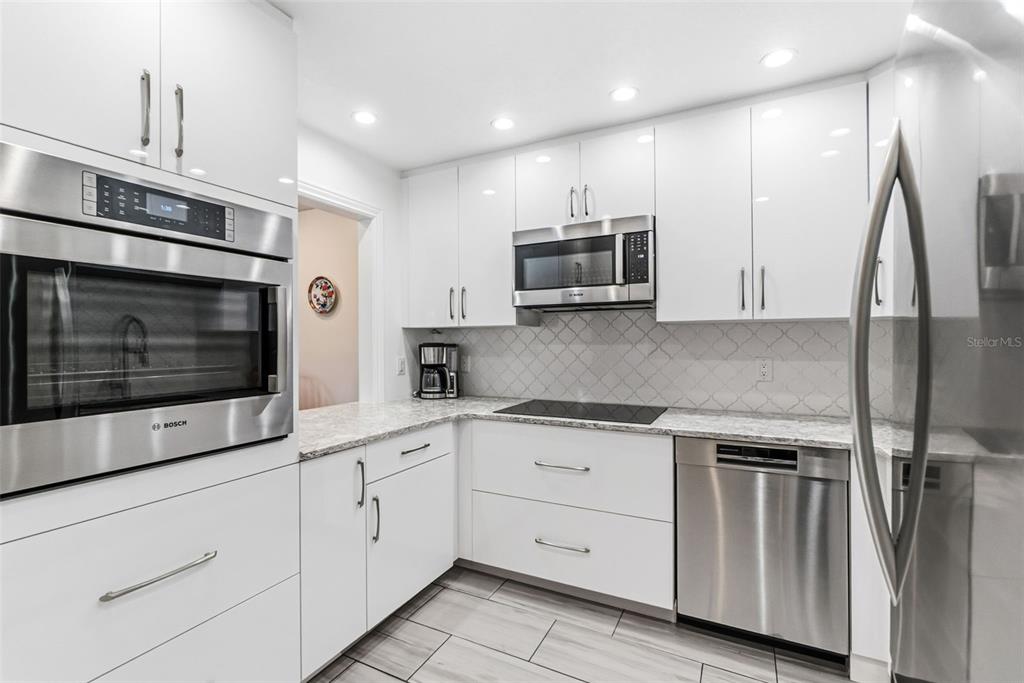 531 Sutton Place, Unit 14 Longboat Key, FL 34228 - Photo 5 of 29