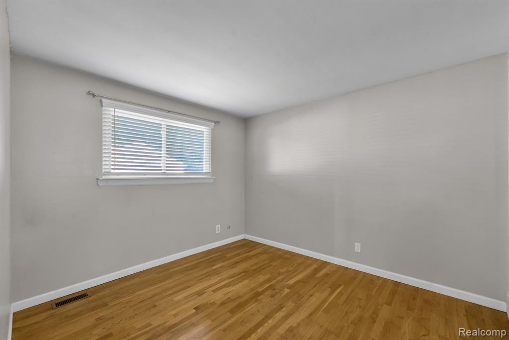 8126 Farnum Avenue Warren, MI 48093 - Photo 16 of 35