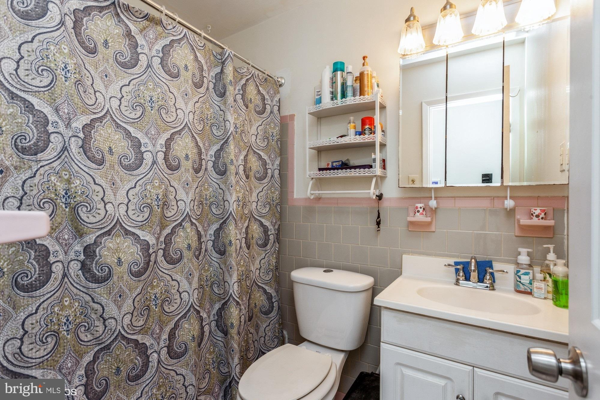10413 Thrift Road Clinton, MD 20735 - Photo 23 of 36 2nd Bathroom