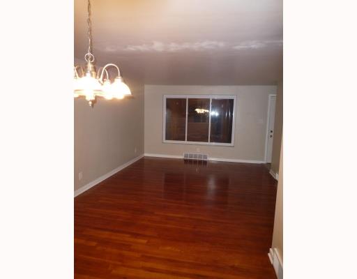 973 Roland Road Pittsburgh, PA 15221 - Photo 5 of 15 Living Room.