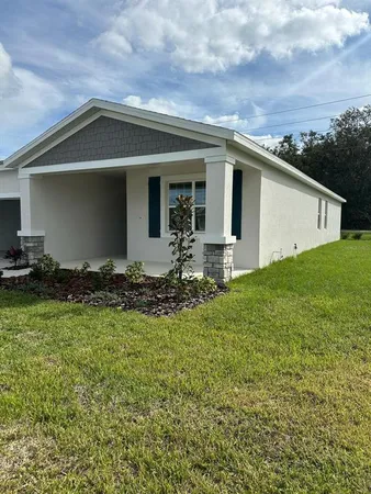 a view of a house with backyard