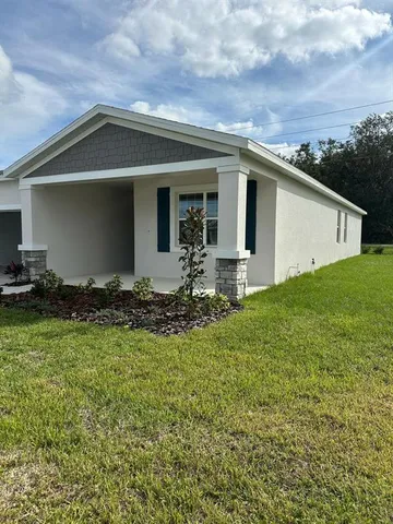 a view of a house with backyard