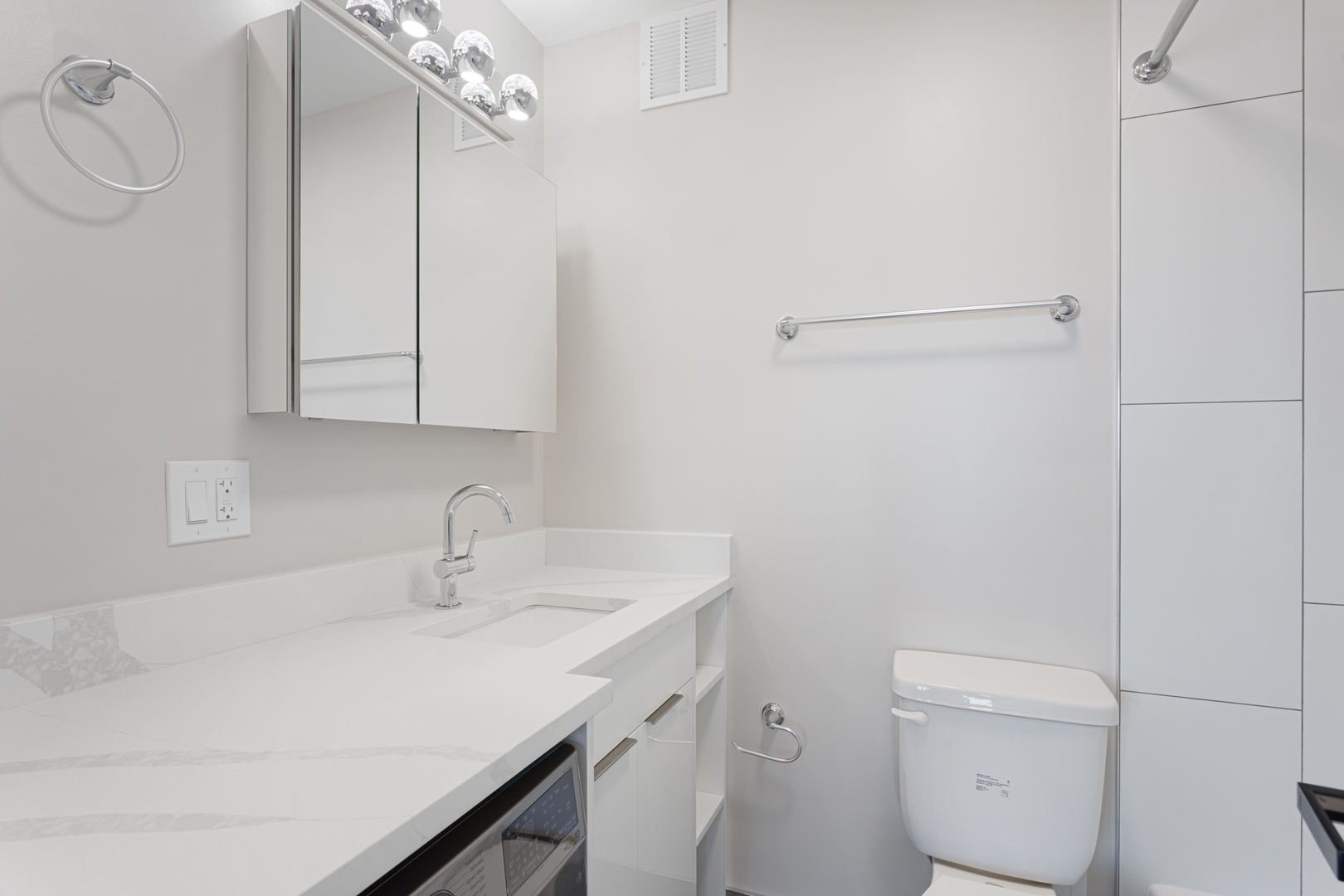 6166 North Sheridan Road, Unit 2L Chicago, IL 60660 - Photo 8 of 15 a bathroom with a sink a toilet and vanity