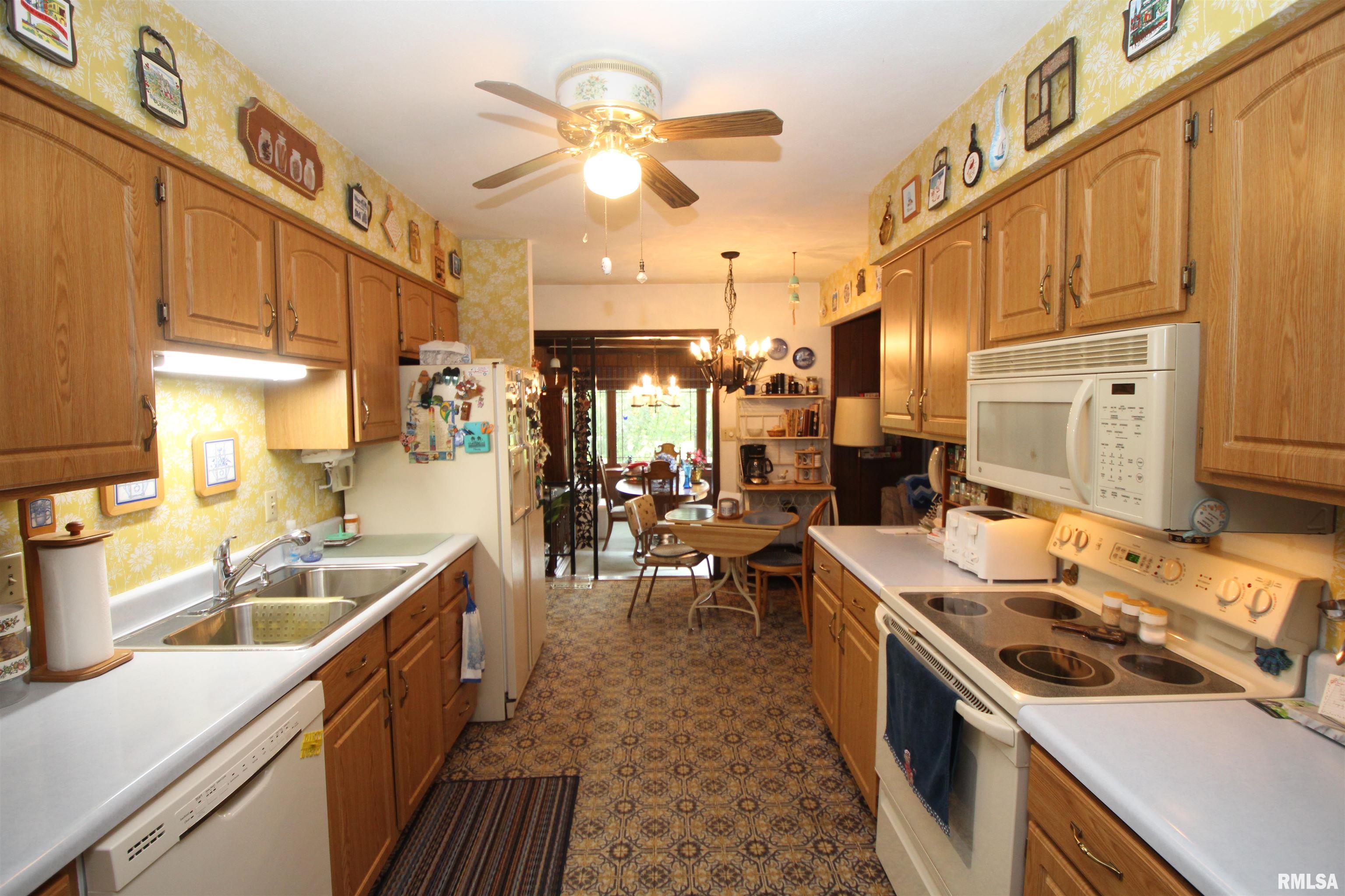 1616 West Queens Court Road Peoria, IL 61614 - Photo 18 of 52 Gallery Image 18