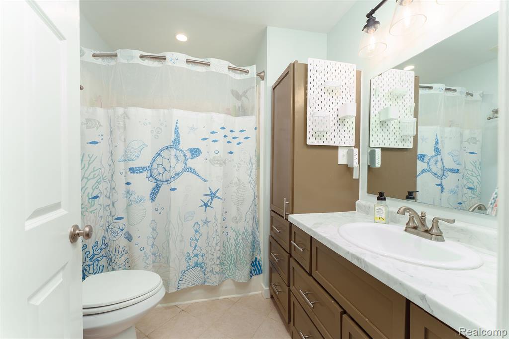 28615 Rollcrest Road Farmington Hills, MI 48334 - Photo 14 of 24