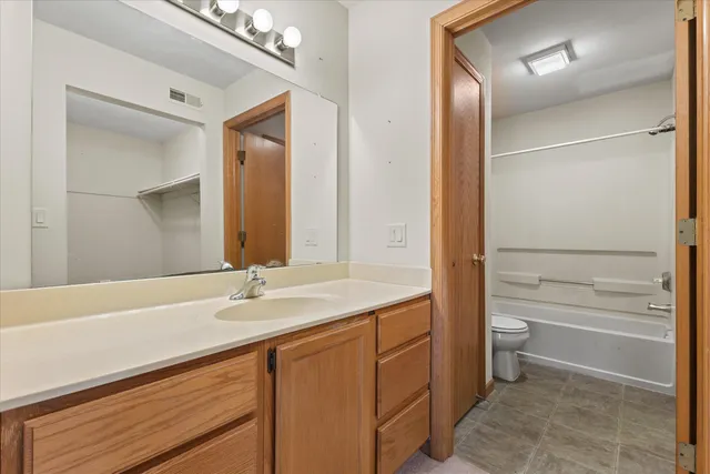 $227,695 | N58-w23833 Hastings Court, Unit 701, Sussex, WI 53089