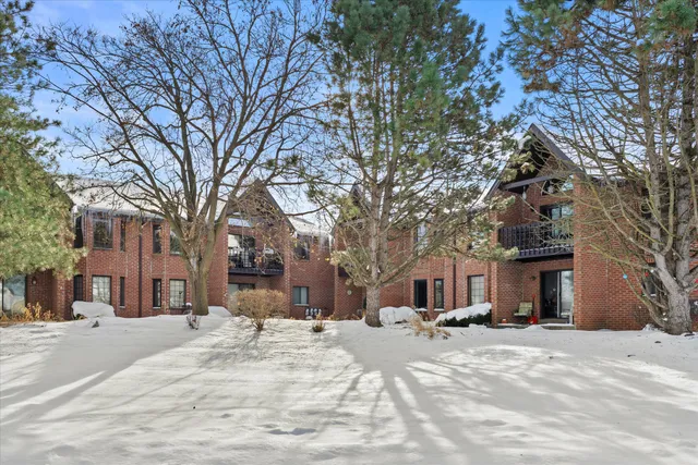 $227,695 | N58-w23833 Hastings Court, Unit 701, Sussex, WI 53089