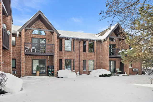 $227,695 | N58-w23833 Hastings Court, Unit 701, Sussex, WI 53089