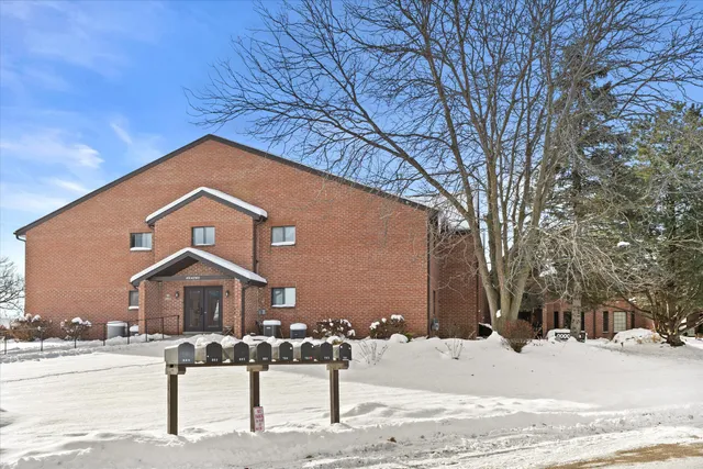 $227,695 | N58-w23833 Hastings Court, Unit 701, Sussex, WI 53089