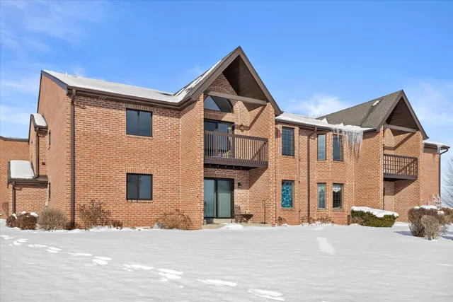 $227,695 | N58-w23833 Hastings Court, Unit 701, Sussex, WI 53089