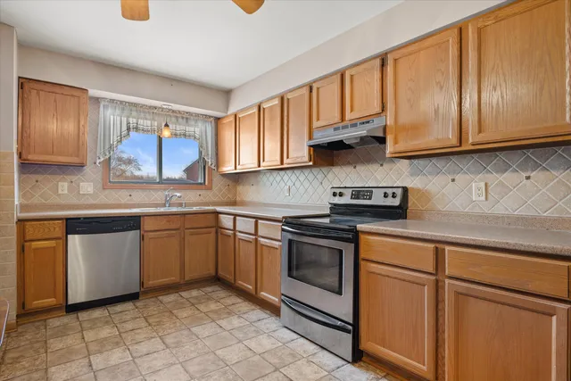 $227,695 | N58-w23833 Hastings Court, Unit 701, Sussex, WI 53089