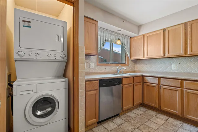 $227,695 | N58-w23833 Hastings Court, Unit 701, Sussex, WI 53089