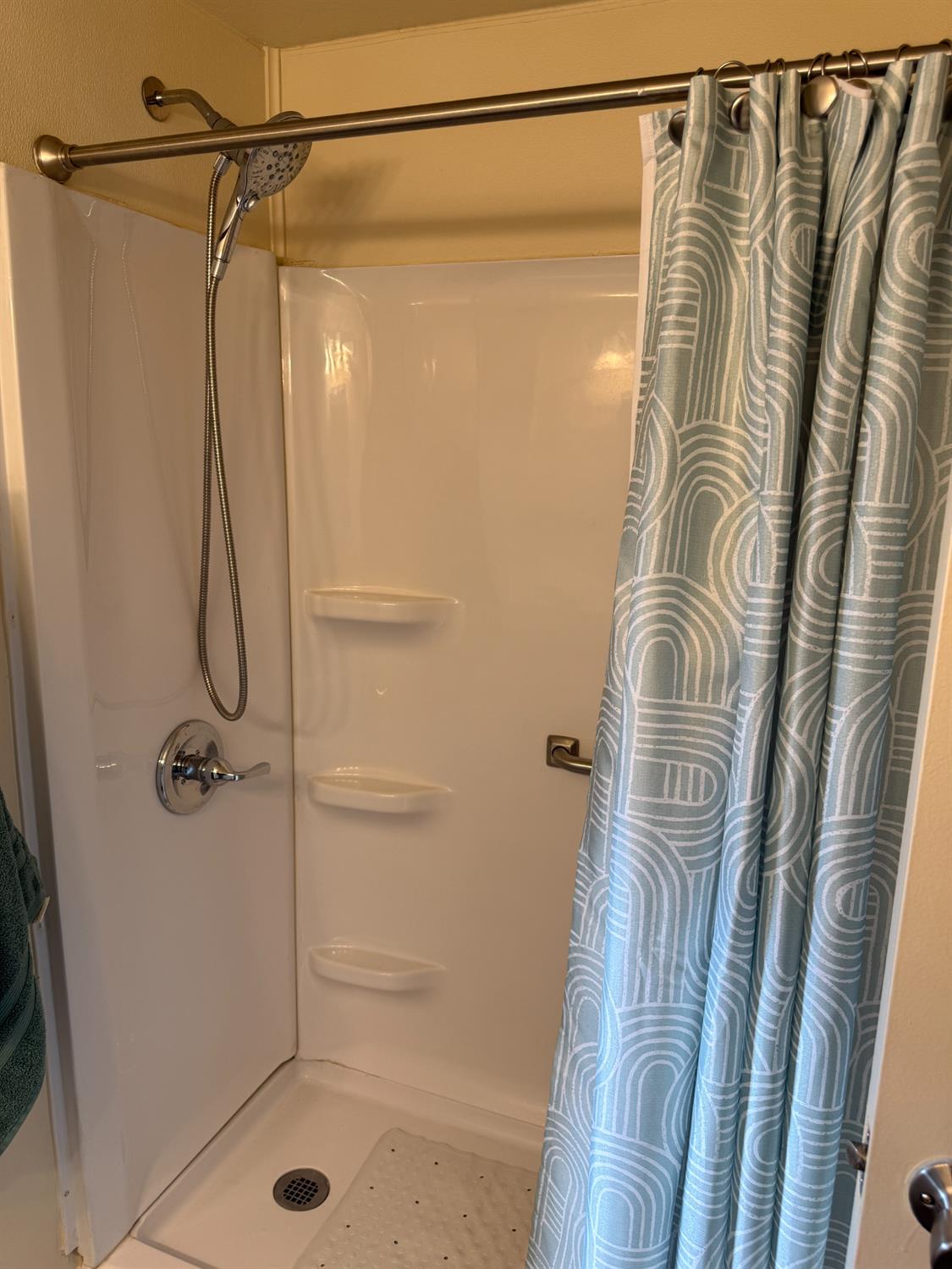 2107 Patterson Road, Unit 31 Riverbank, CA 95367 - Photo 10 of 34 a bathroom with a shower