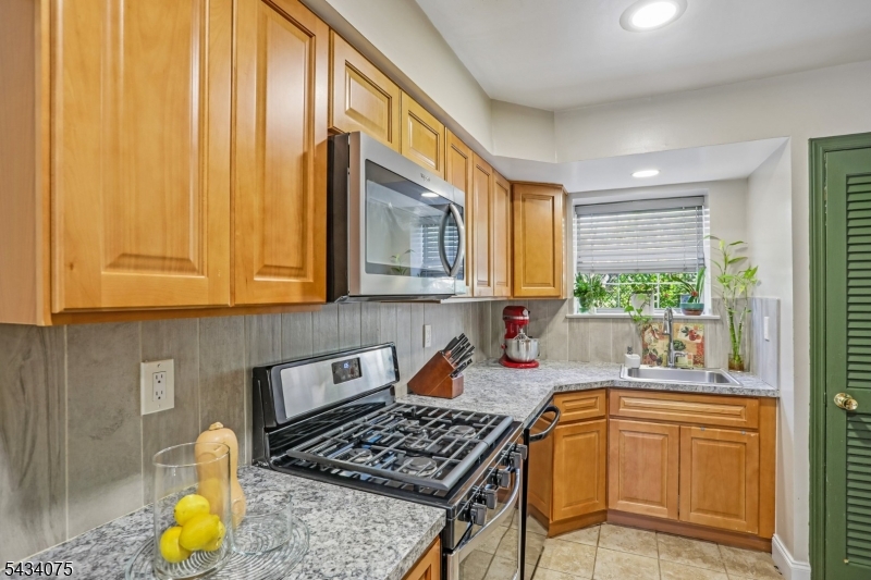 272 Walnut Street, Unit 6D Newark, NJ 07105 - Photo 12 of 24