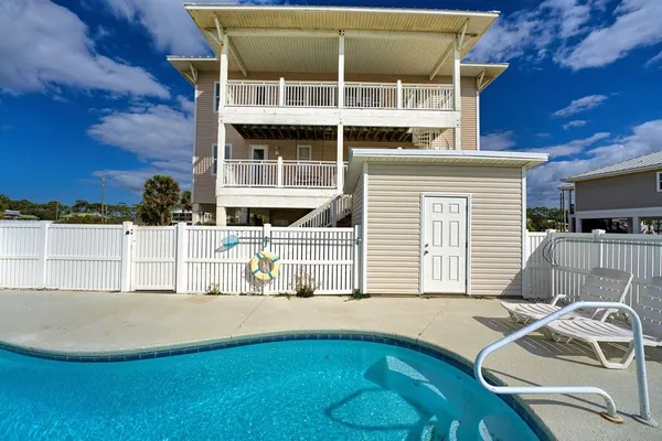 $989,999 | 916 East Gulf Beach Drive, St. George Island, FL 32328