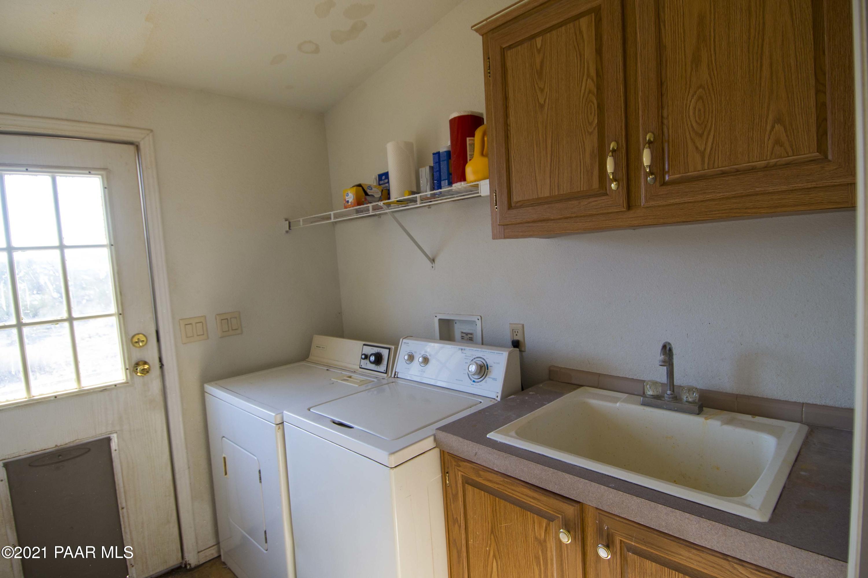 4650 Quail Hollow Road Rimrock, AZ 86335 - Photo 22 of 36 a utility room with dryer and washer