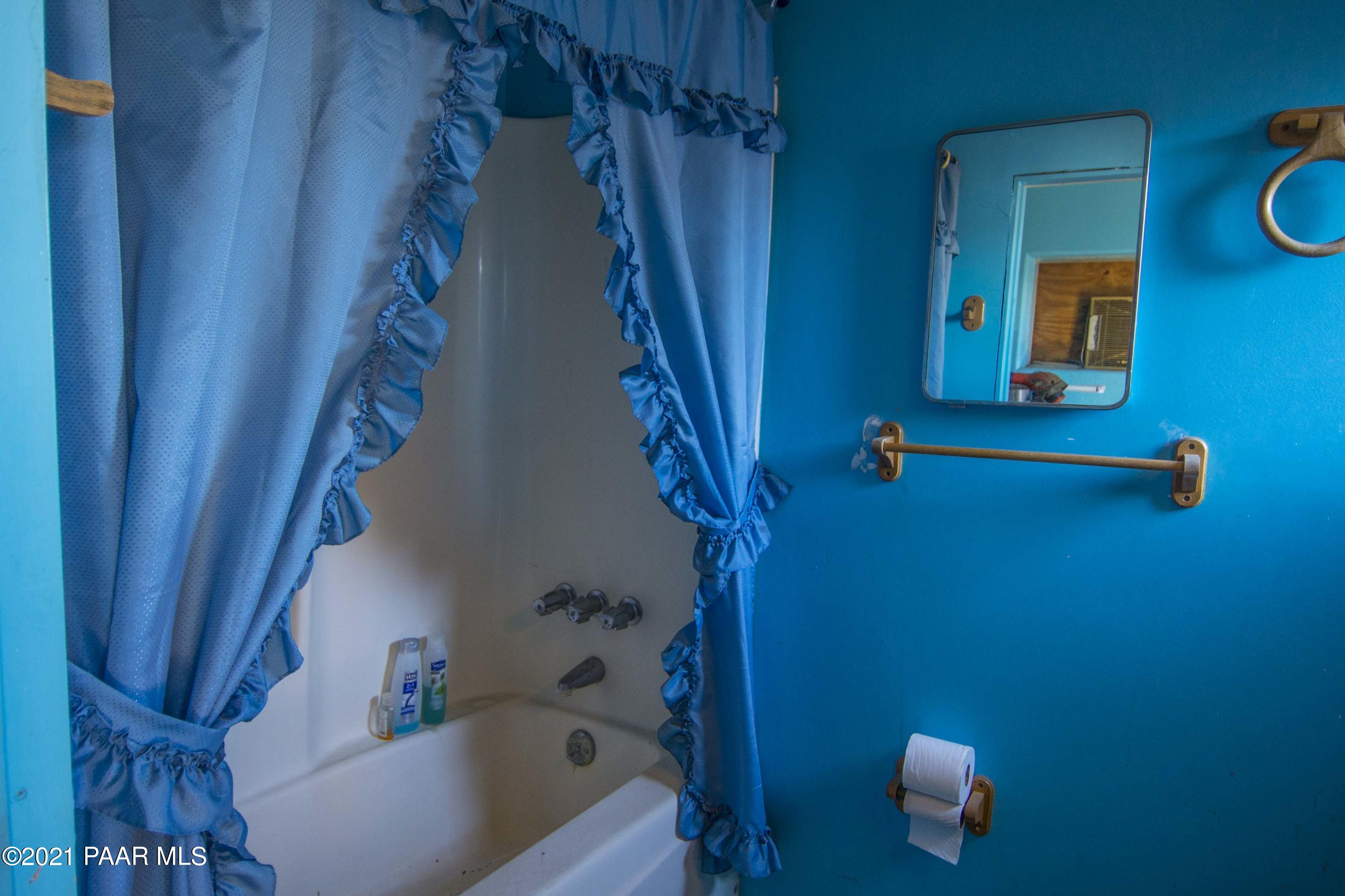 4650 Quail Hollow Road Rimrock, AZ 86335 - Photo 27 of 36 a bathroom with a bathtub and shower